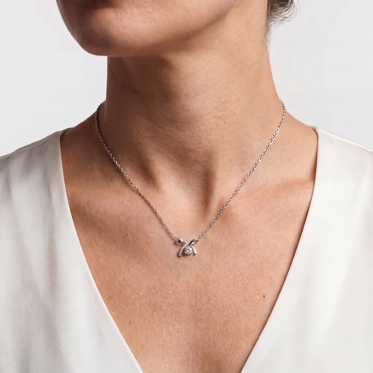 Round Pavé Twist Pendant Necklace – Cassidy