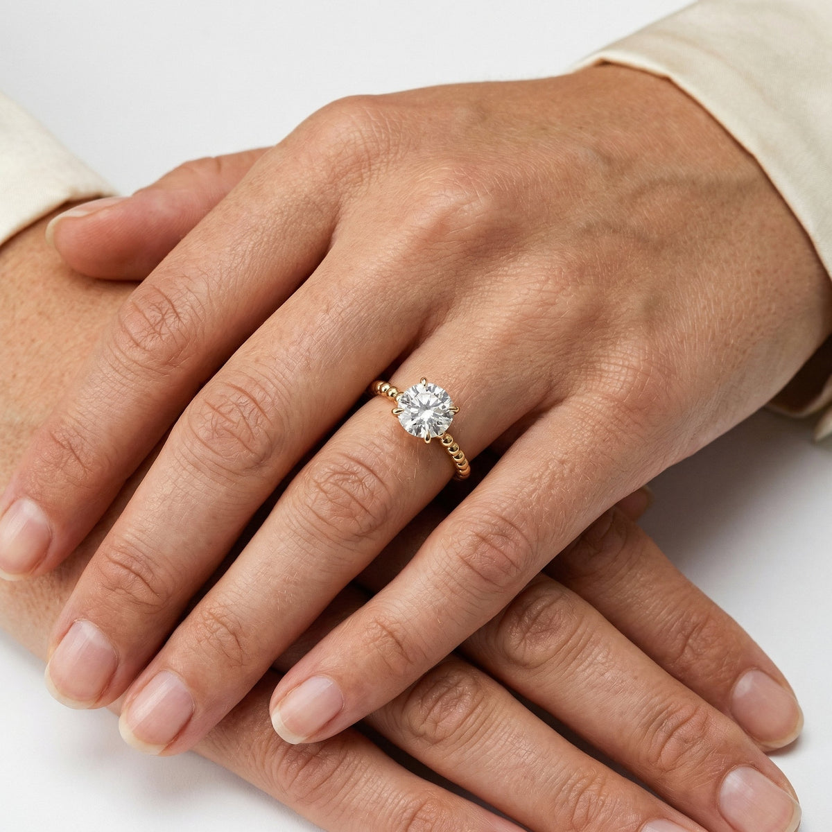 Round Solitaire Twist Ring – Mia