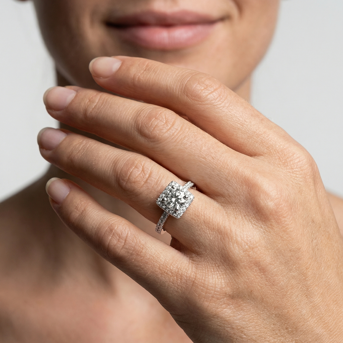 Round Halo Twist Ring – Ingrid