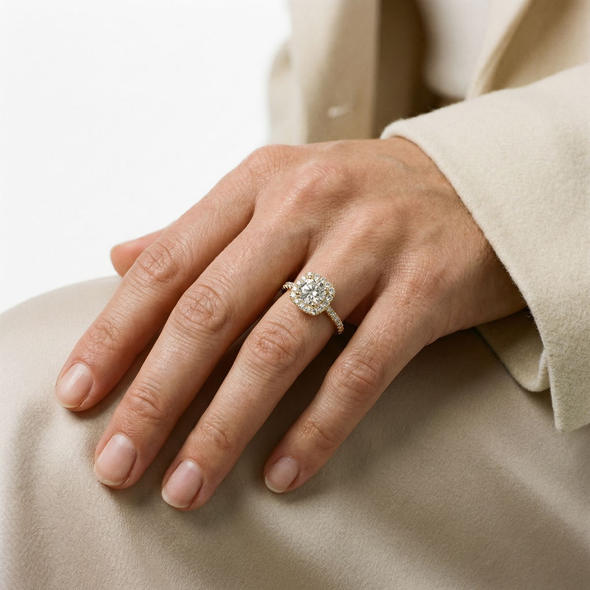 Round Halo Ring – Mireya