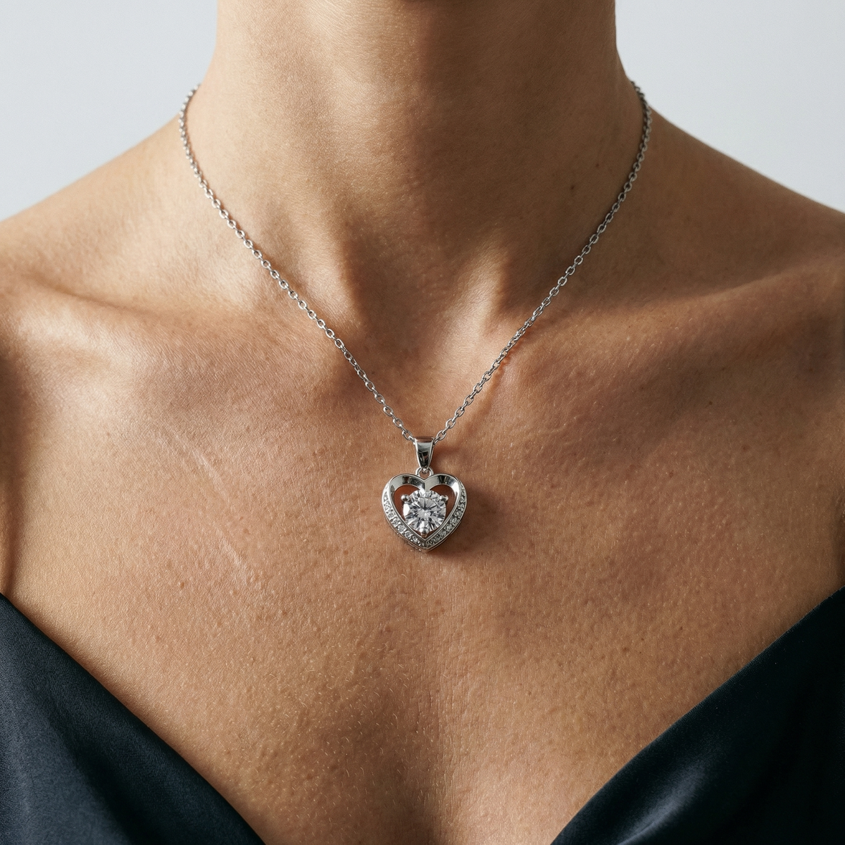 Round Solitaire Pendant Necklace – Isolde